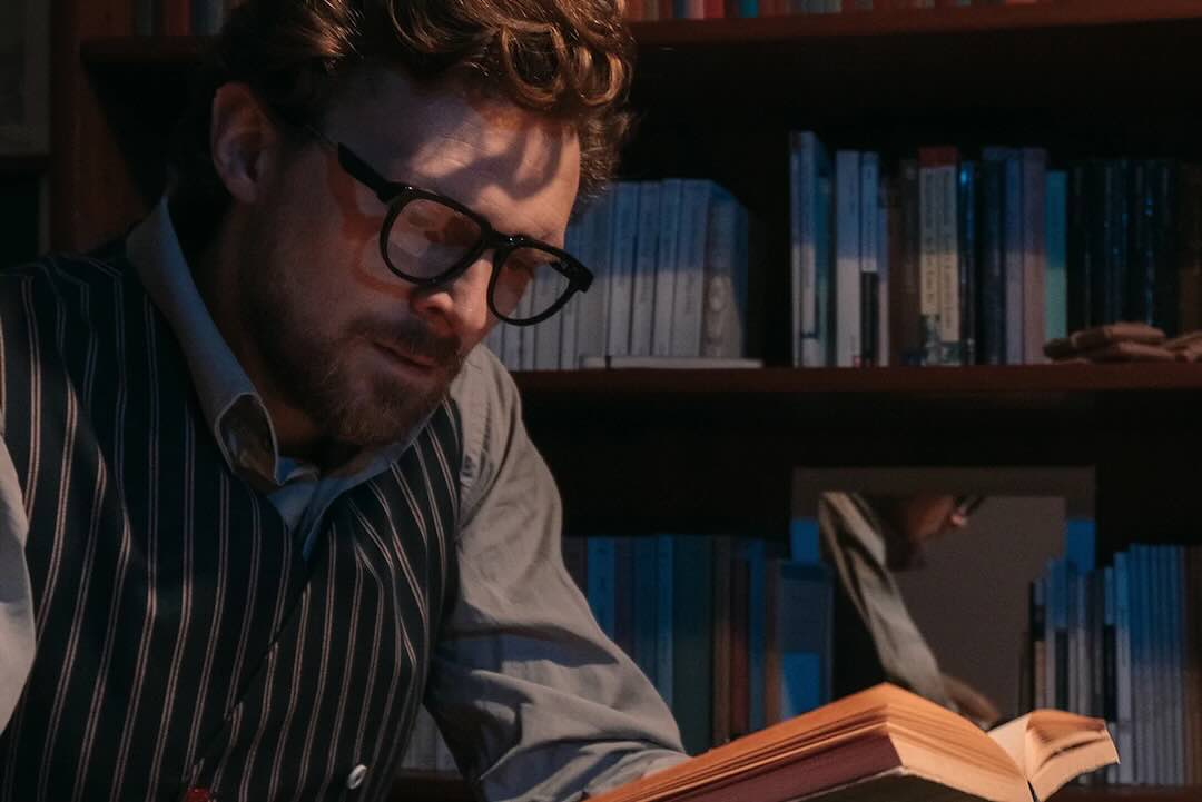 óculos 1984 em rosto masculino
